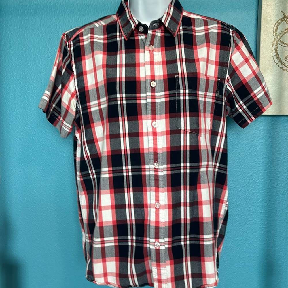 Men’s collared flannel button up shirt
